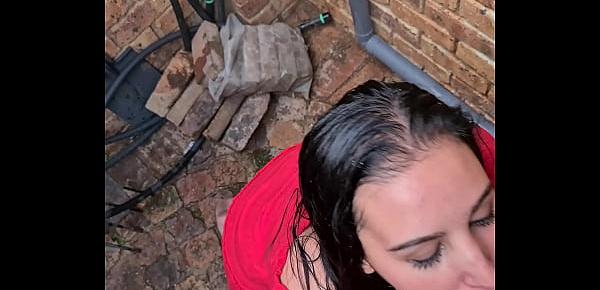  Slutty girl gets a piss facial and gives a blowjob in the alley